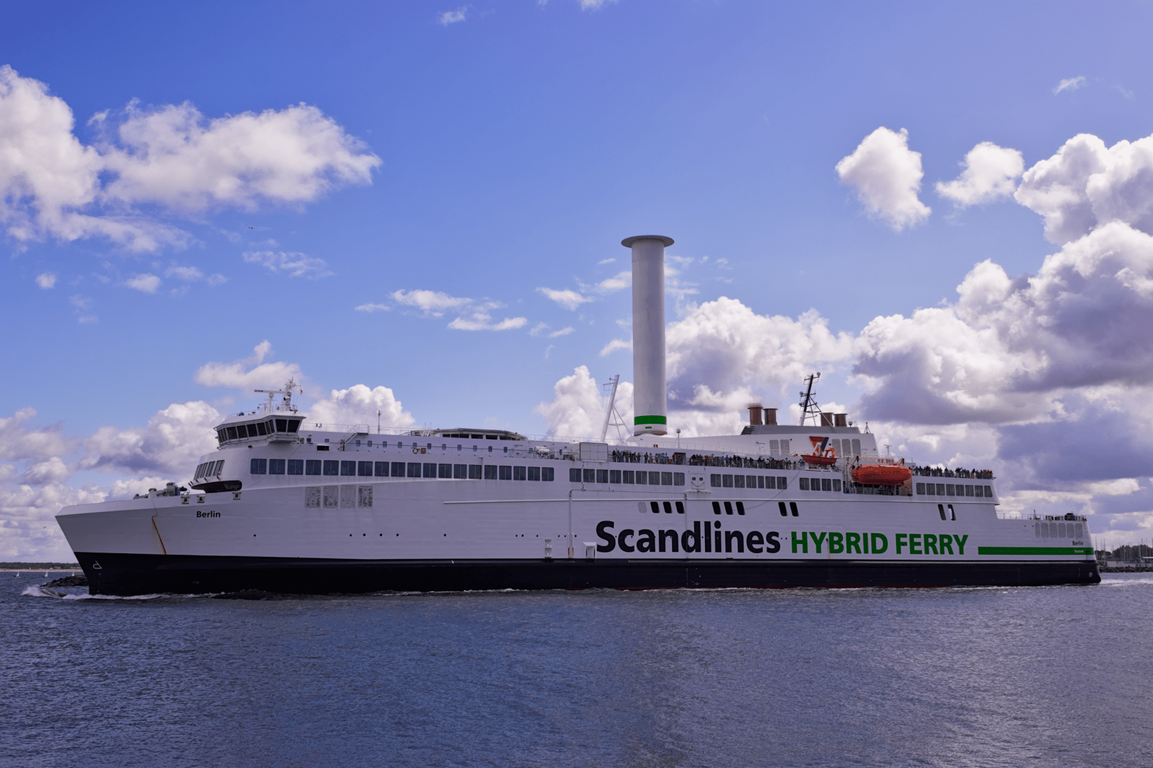 Fährschiff bei der Ausfahrt aus dem Rostocker Hafen
