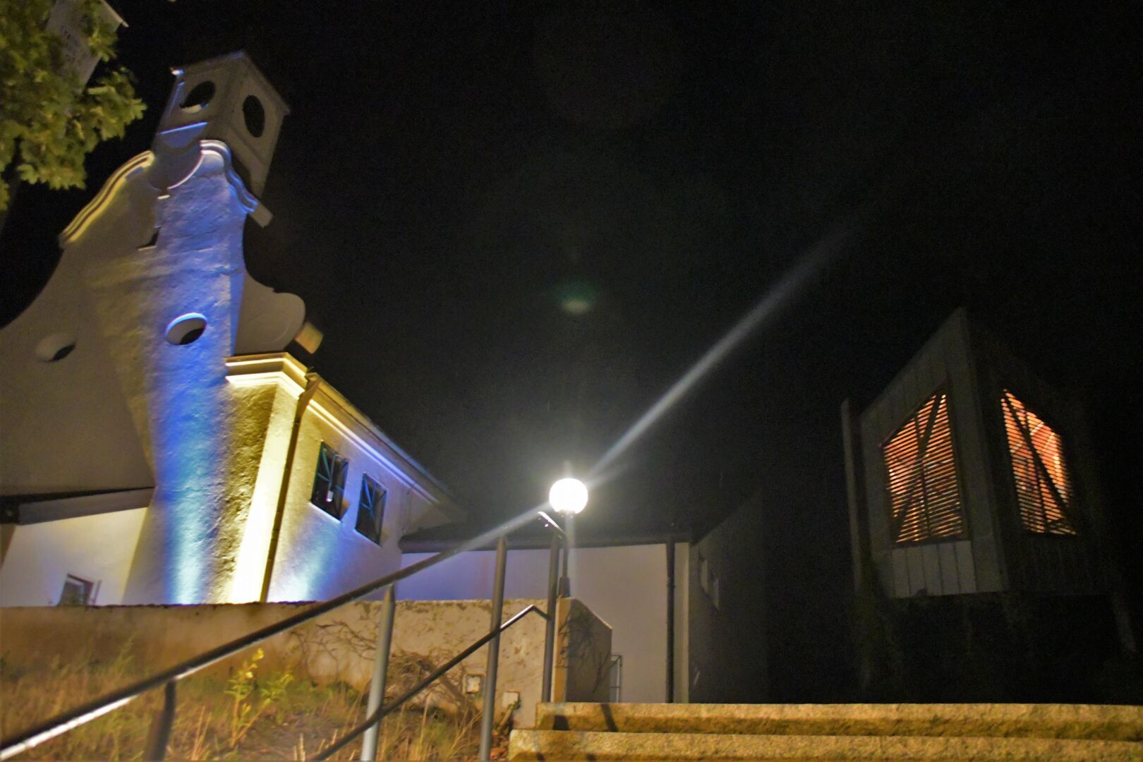 Bei der Nacht der offenen Kirchen war in der Versöhnungskirche viel los: Die Eröffnungsandacht, ein Kinogottesdienst der Ministranten.
Eindrucksvoll auch die Beleuchtung bei Nacht
Fotos: Agnes Jonas, Gerhard Beck