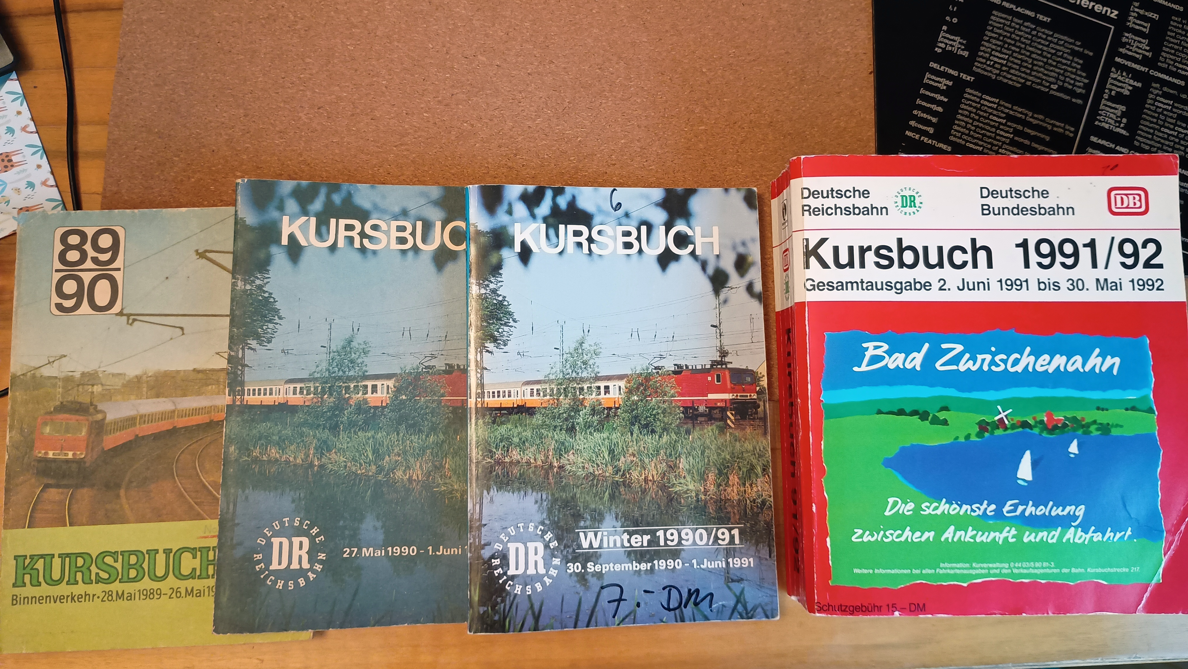 Vier Kursbücher nebeneinander. Von links nach rechts: Deutsche Reichsbahn, Binnenverkehr, 28.5.1989 - 26.5.1999; Deutsche Reichsbahn, 27.5.1990 - 1.6.1991; Deutsche Reichsbahn, Winter 1990/91, 30.9.1990 - 1.6.1991; Deutsche Reichsbahn und Deutsche Bundesbahn, 2.6.1991-30.5.1992
