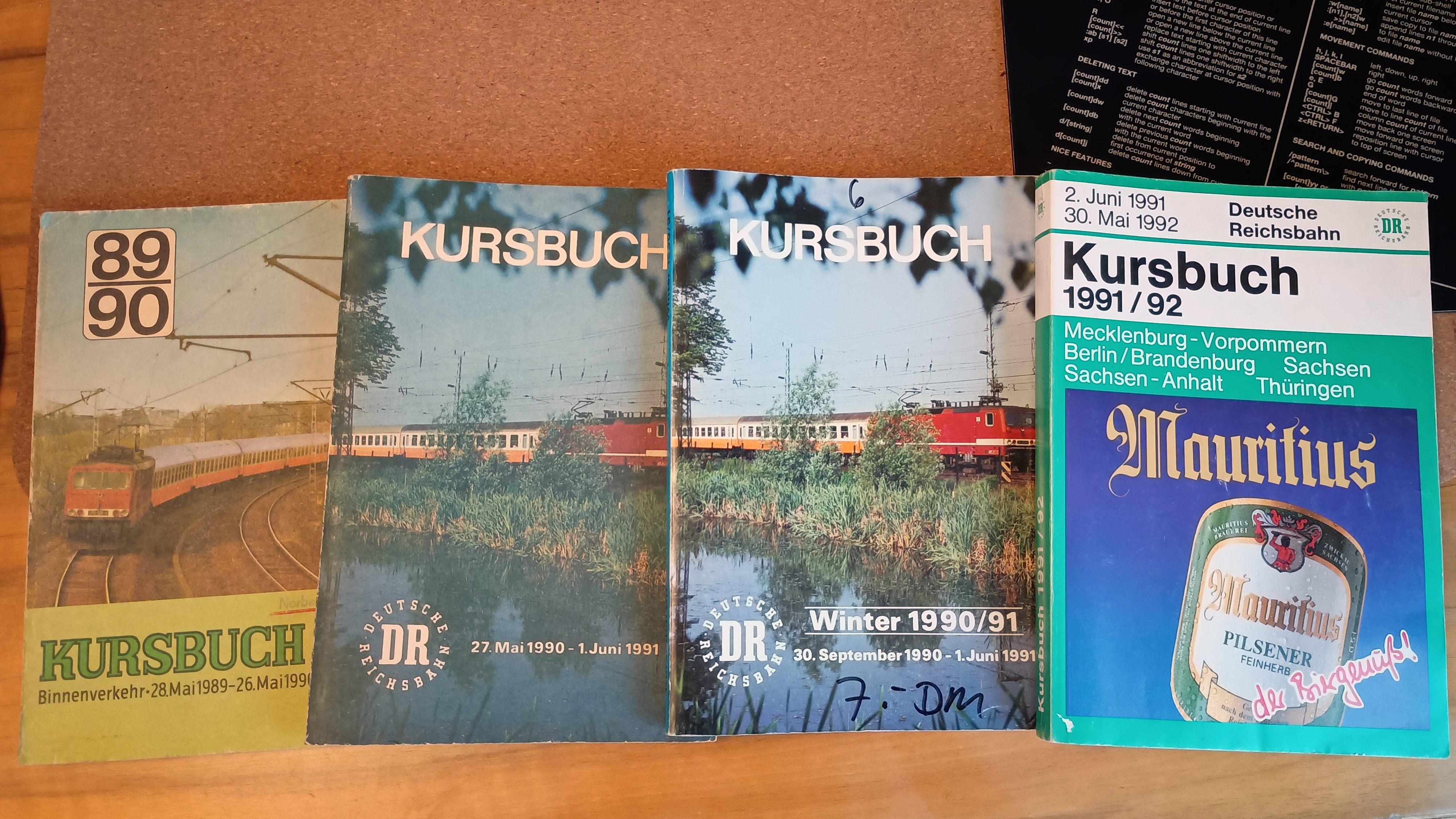 Vier Kursbücher nebeneinander. Von links nach rechts: Deutsche Reichsbahn, Binnenverkehr, 28.5.1989 - 26.5.1999; Deutsche Reichsbahn, 27.5.1990 - 1.6.1991; Deutsche Reichsbahn, Winter 1990/91, 30.9.1990 - 1.6.1991; Deutsche Reichsbahn, "Mecklenburg-Vorpommern, Berlin/Brandenburg, Sachsen, Sachsen-Anhalt, Thüringen", 2.6.1991-30.5.1992
