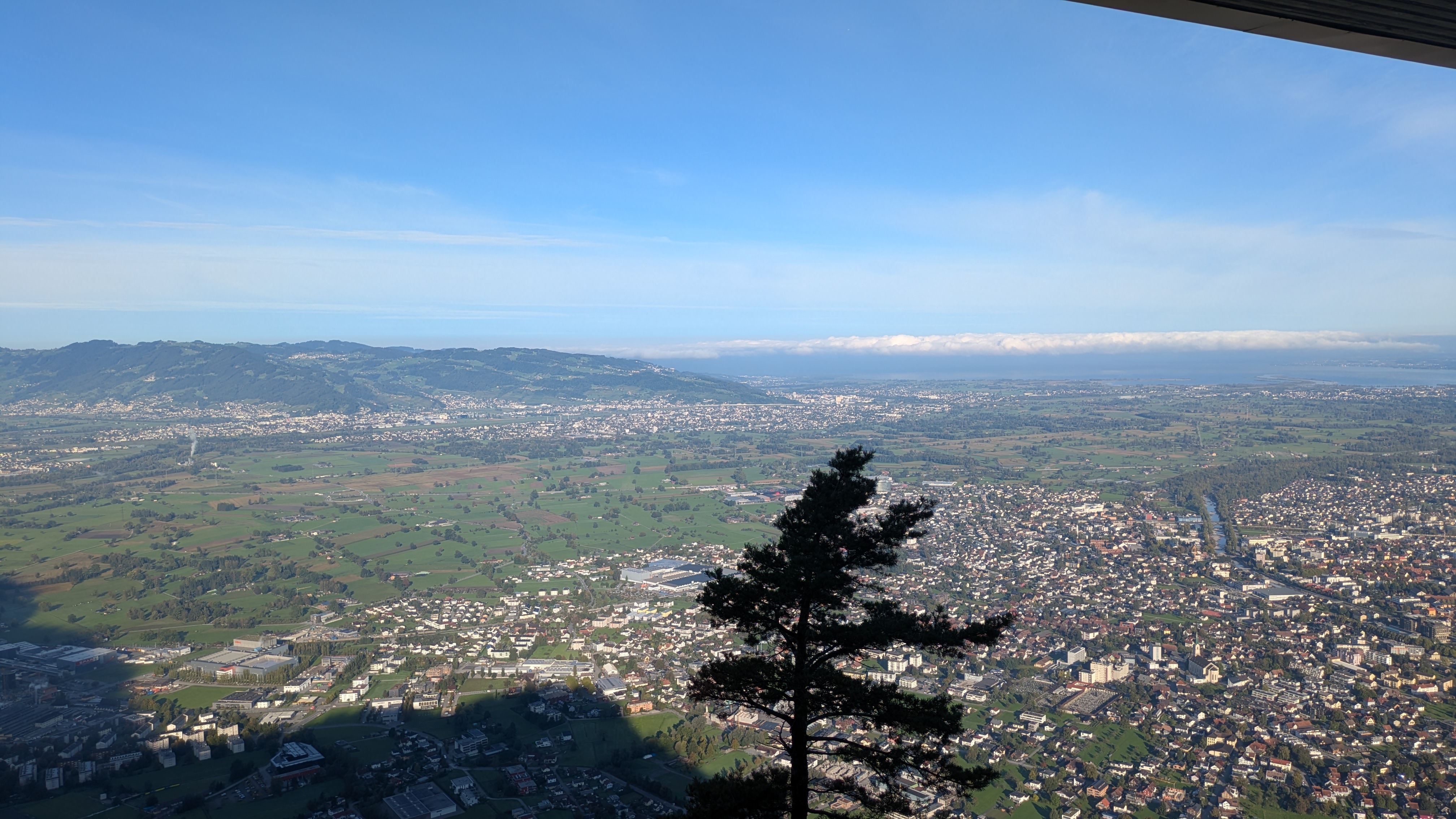 Über den Dächern von Dornbirn  ✨🌄 Vom Rheintal bis zum Bodensee: ein Stück Freiheit zum Greifen nah. 💙