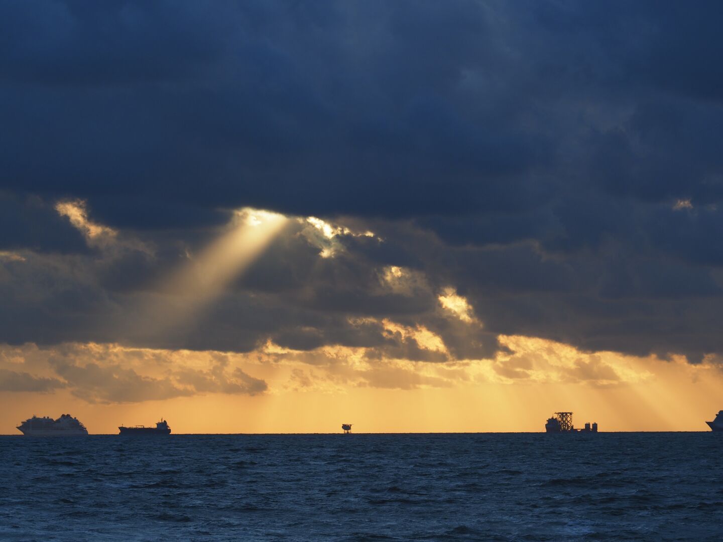 Schiffe am Horizont - ships on the horizon

#sundown #sunset #northsea #ships