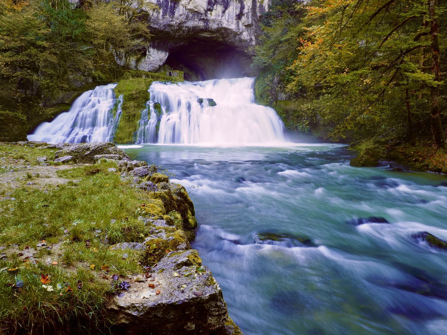 The source of the Lison in the French Jura.

#waterfall #source #landscapephotography #autumn #photography