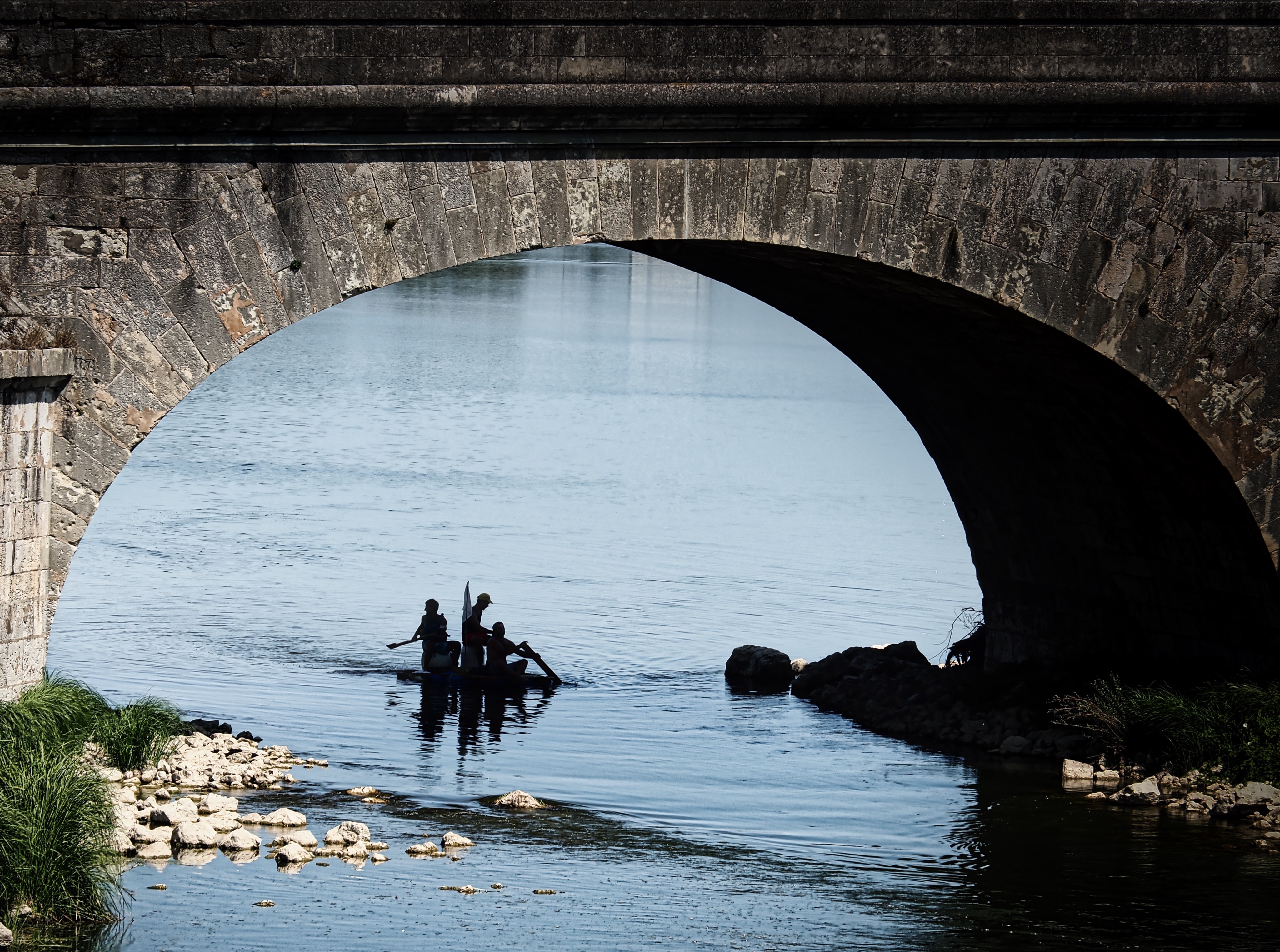 Jugendliche auf einen zusammengezimmerten Floß auf der Loire bei Amboise, Frankreich

#Fotovorschlag ‚Fortbewegungsmittel‘