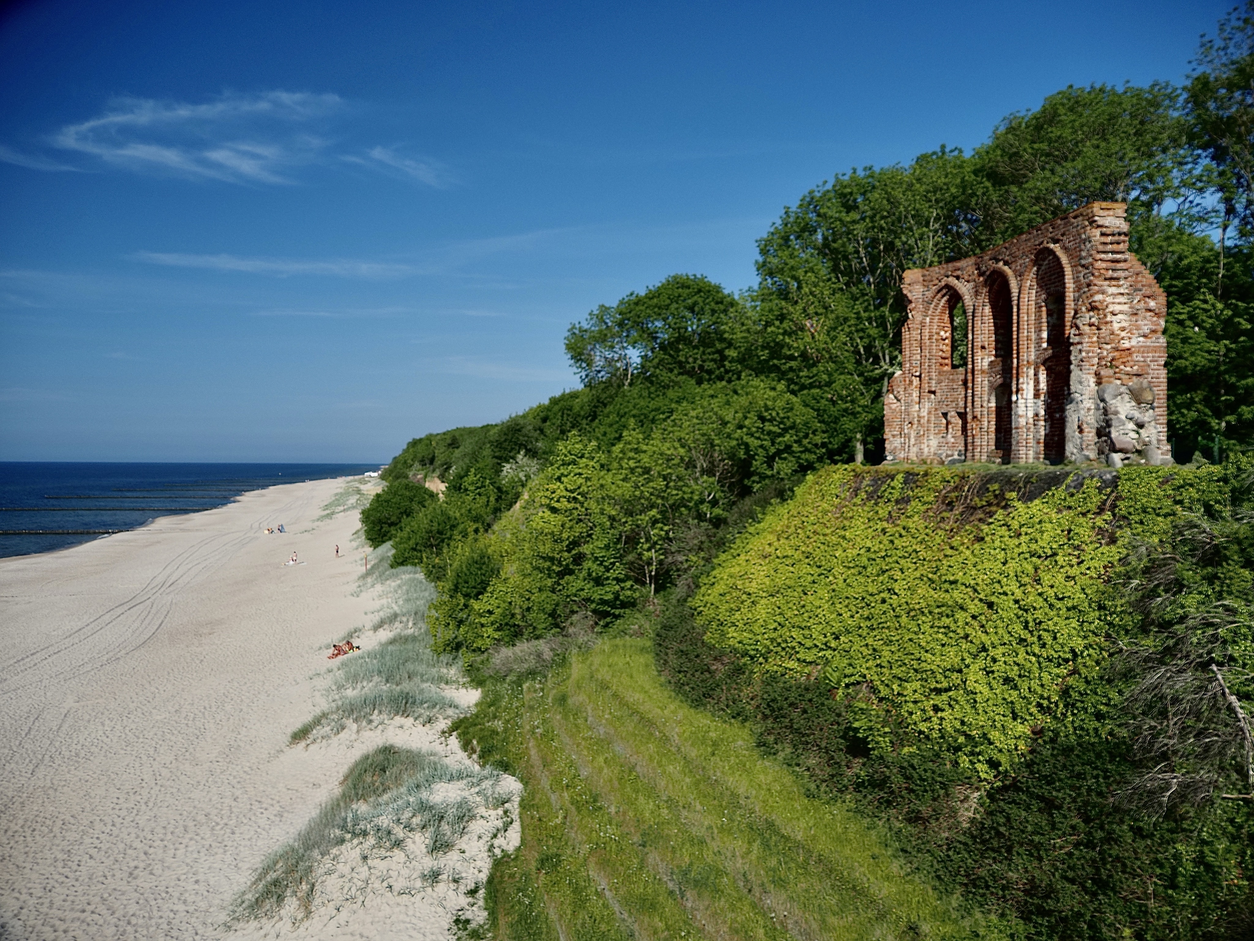 Die Ruine der Nikolaikirche Trzęsacz Westpommern: 

1901 stürzte die Kirche infolge von Unterwaschungen des Steilufers durch die Ostsee halb ab. Über Jahre war die Kirchenruine ein beliebtes Motiv für Landschaftsmaler. Lionel Feininger malte die Ruine mehrfach.

#meermittwoch #photography