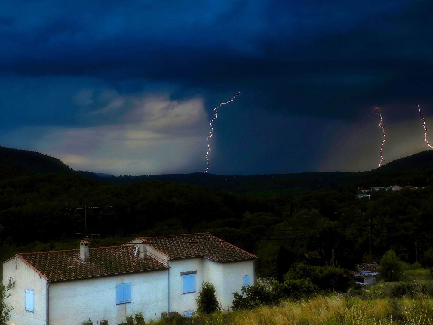 Evening thunderstorm over Provence

#lightningstrike #thunderstorm #provence #france