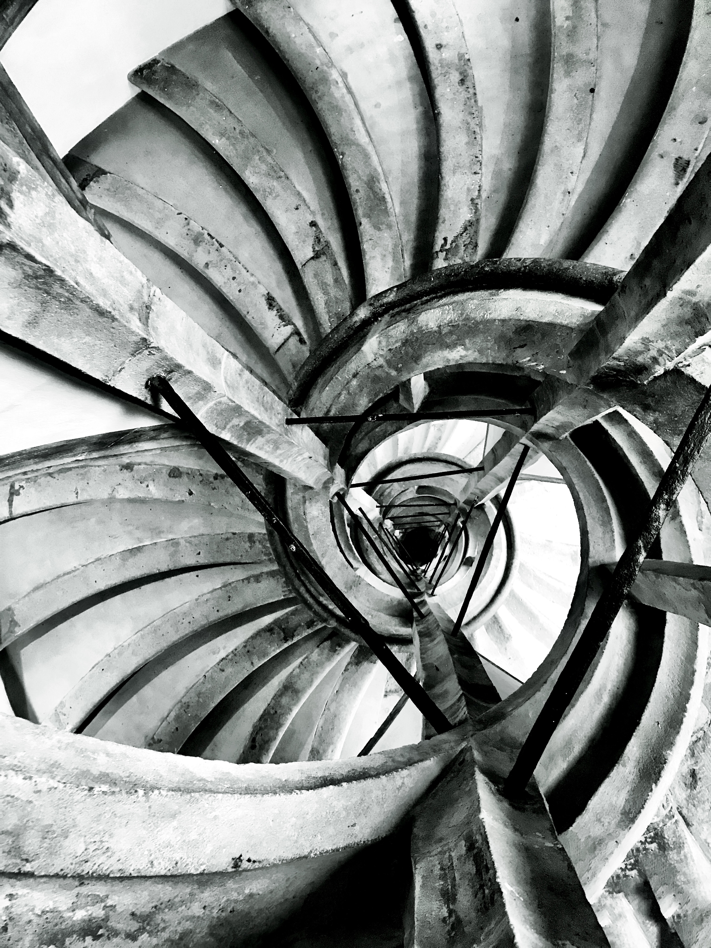 Spiral staircase in the castle of Meißen

#blackandwhite #photography