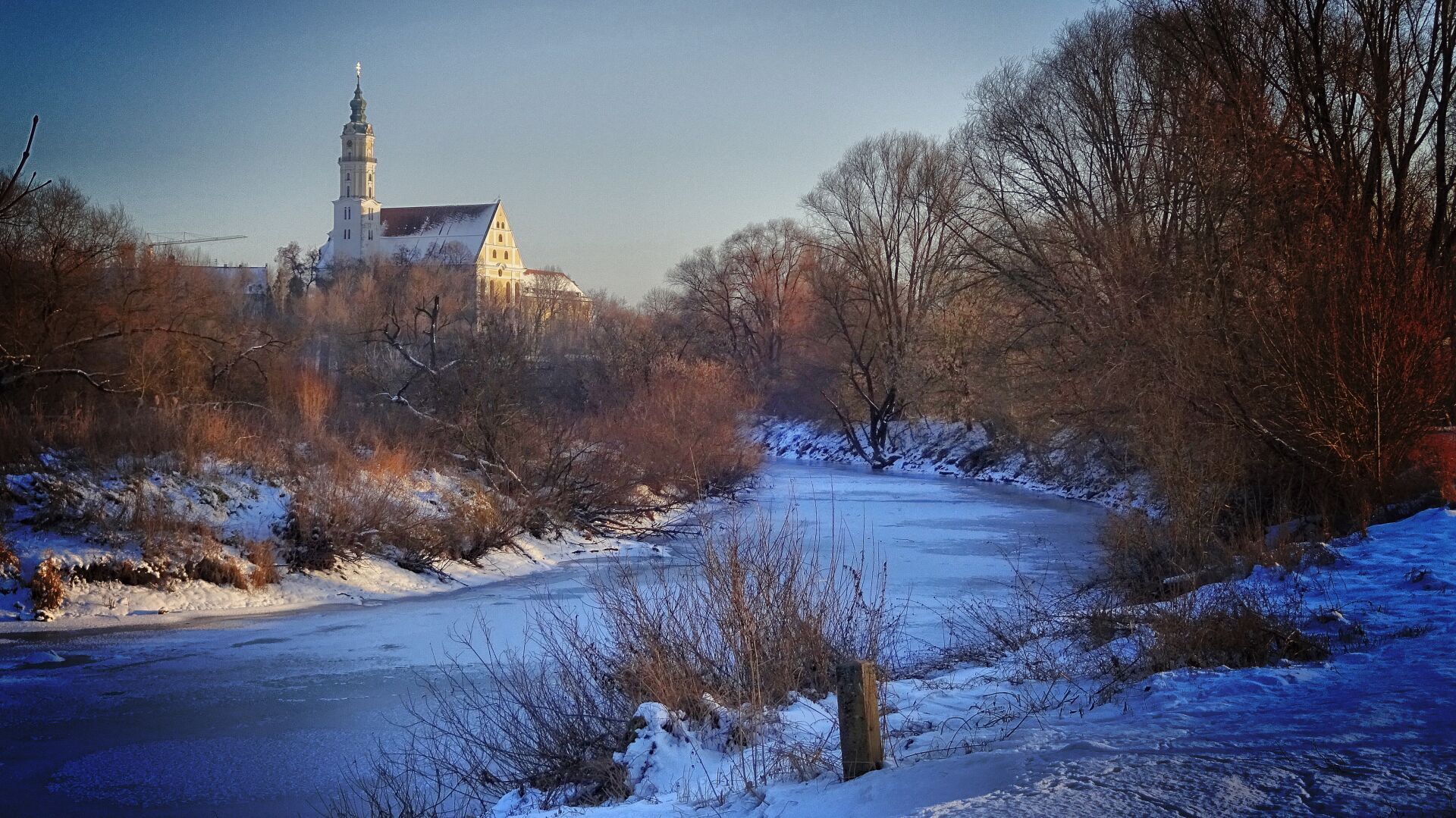 Wintermorgen an der Wörnitz. Im Hintergrund die Heilig Kreuz Kirche, Donauwörth.

#landscape #winterscenery #photography #omsystem #fediphoto