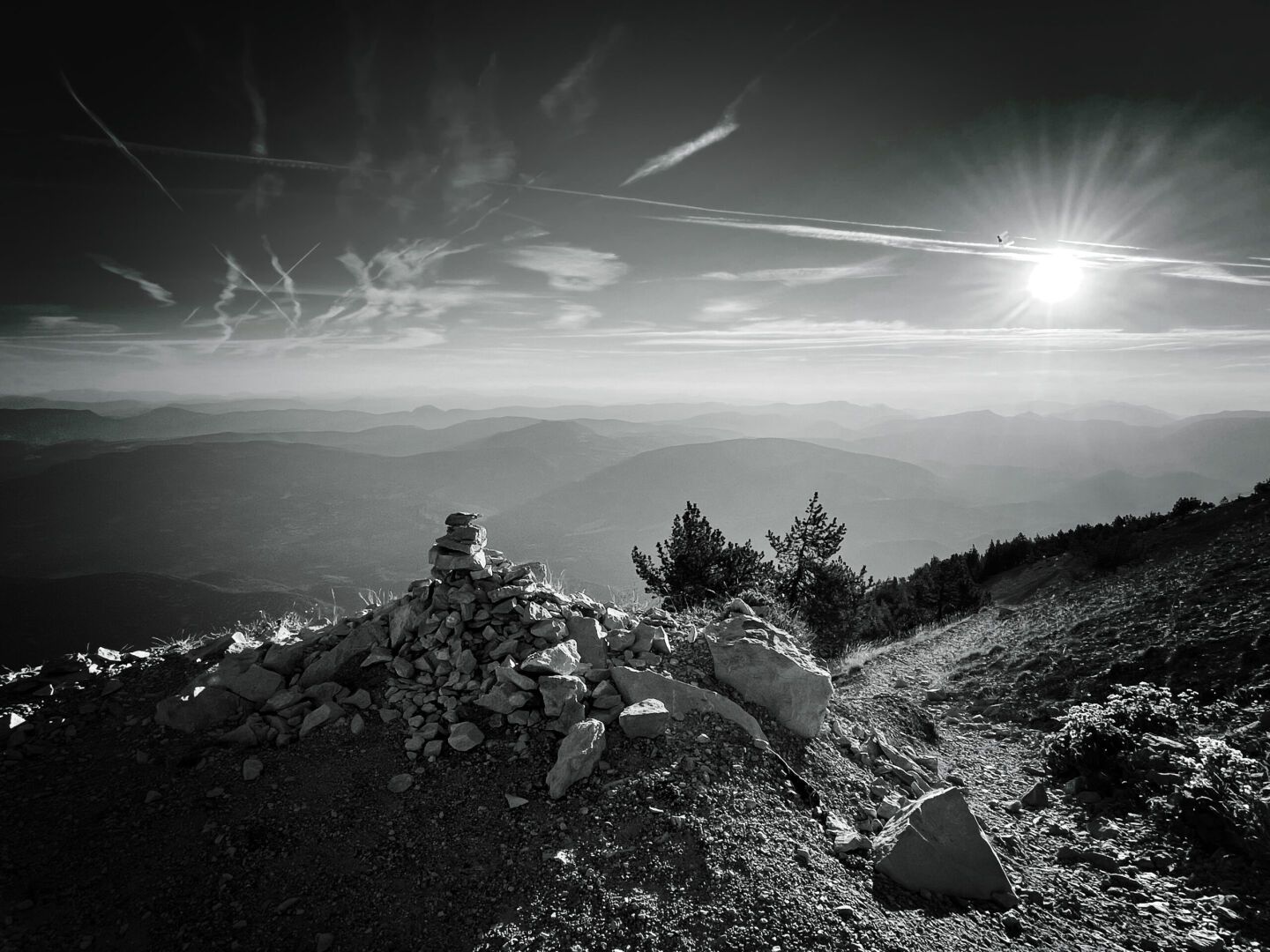 Greet the day from the top of the mountain

#sunrise #montventoux #vaucluse #photography #blackandwhite