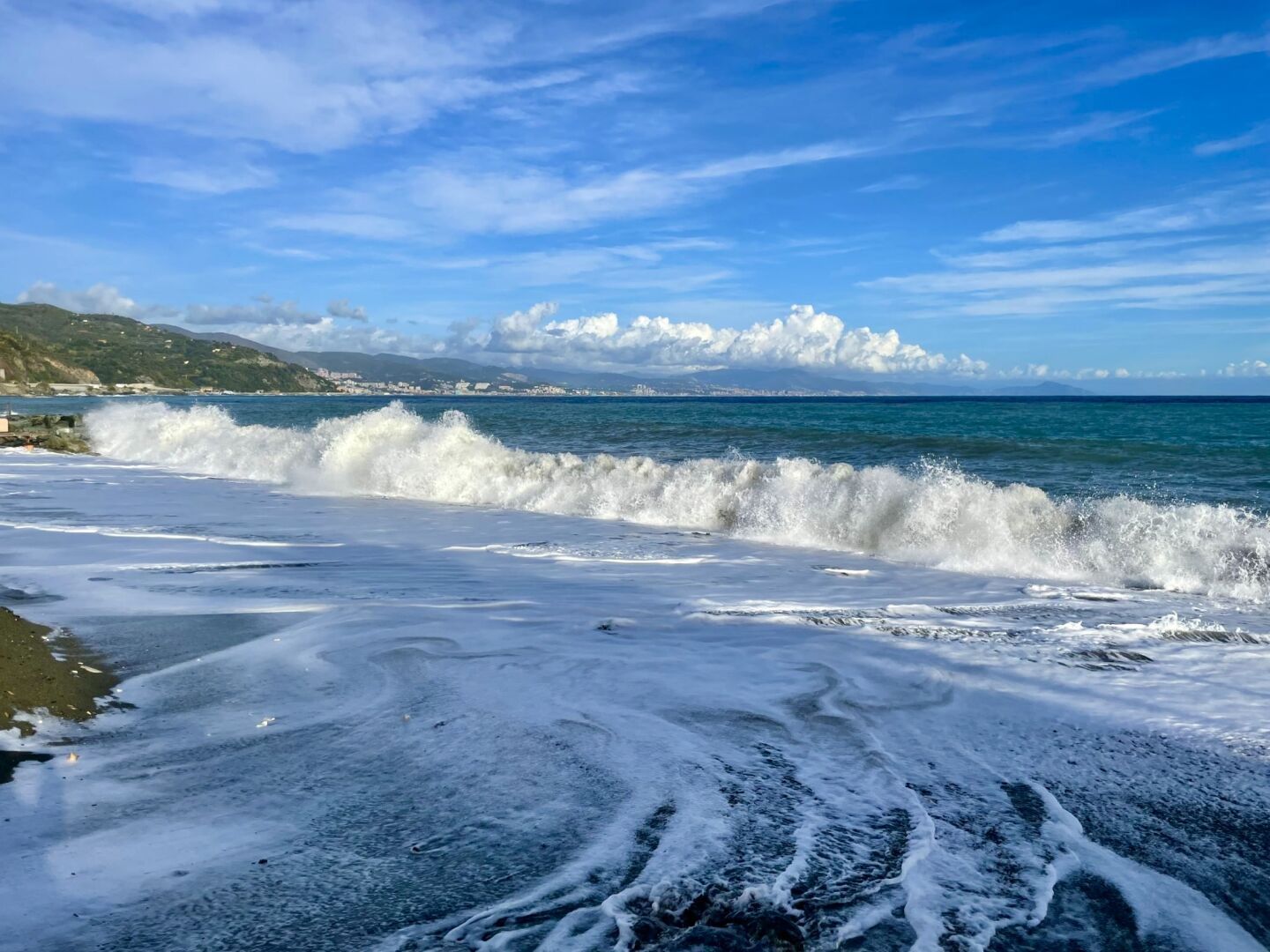 Waves on the Ligurian coast

#meermittwoch #mediterraneansea  #seascape