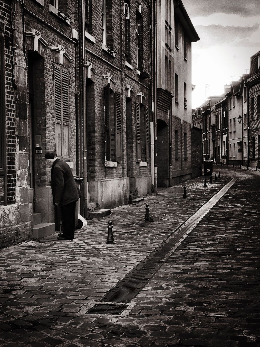 The visitor…

…captured in the old town of Amiens, Nothern France

#streetphotography #bnw #blackandwhite #omsystem #photography