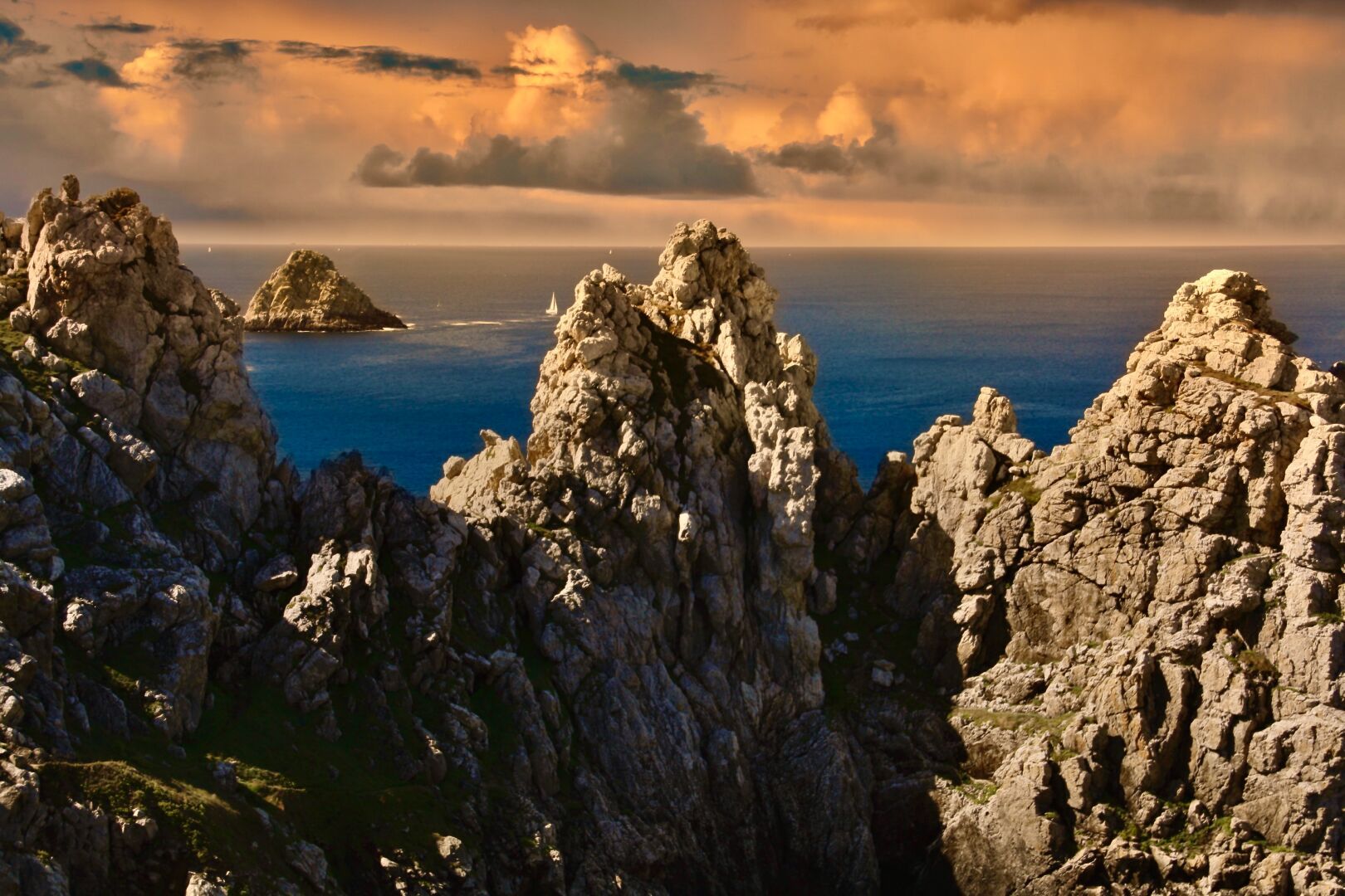 #fotovorschlag 
‚Das Ende der Welt‘
- oder auch: Finistère

#crozon #bretagne #pointedepenhir #sunsetphotography #photography