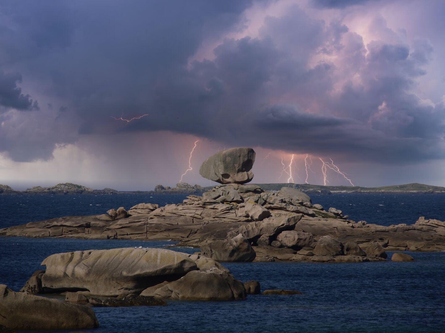 Thunderstorm over Brittany

#bretagne #cotedeslegendes #atlanticocean #thunder #lightning