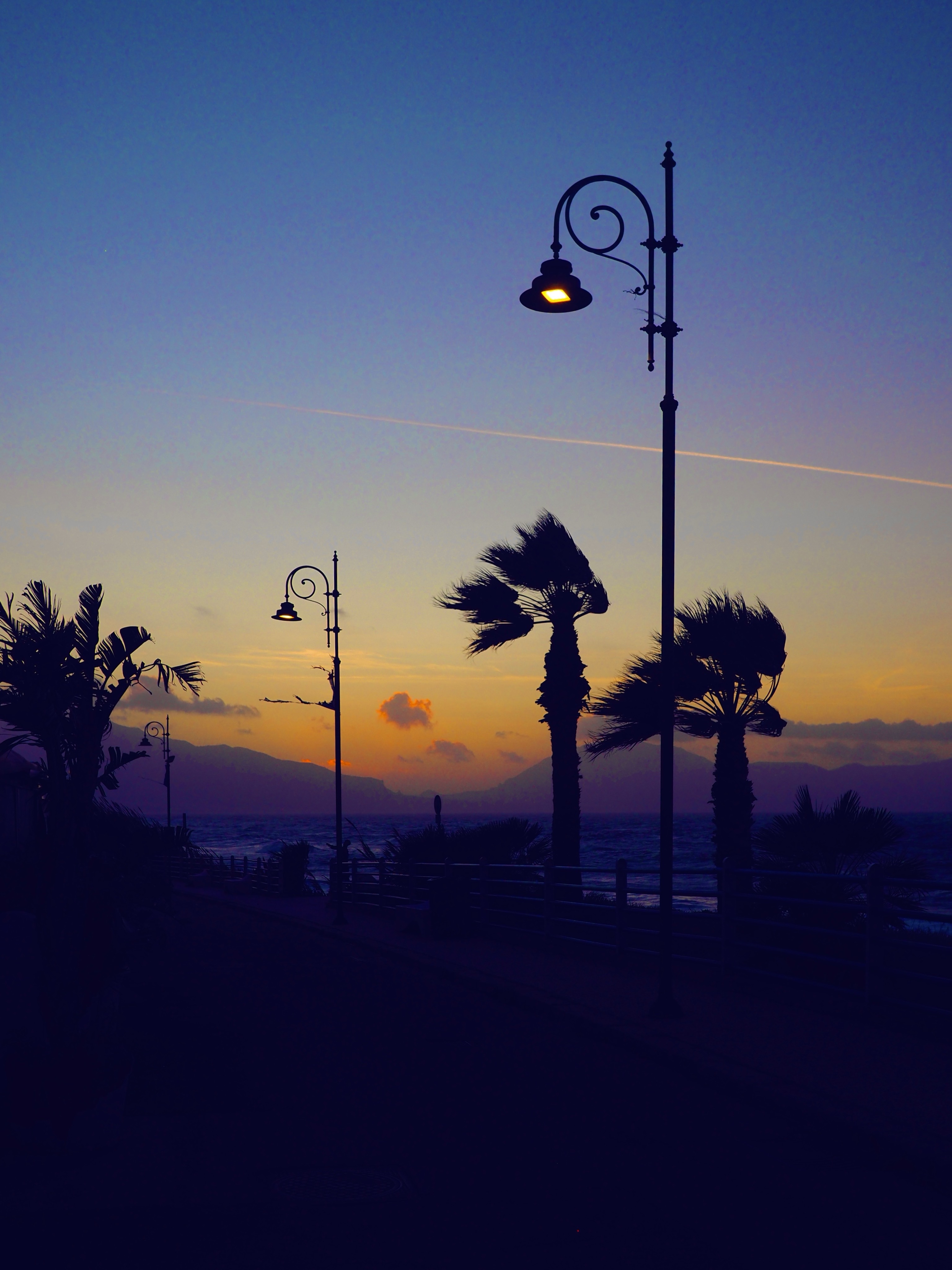 Evening light on the promenade

#aftersunset #aftersunsetsky #mediterraneansea #photography #FotoMontag #fotoMonday