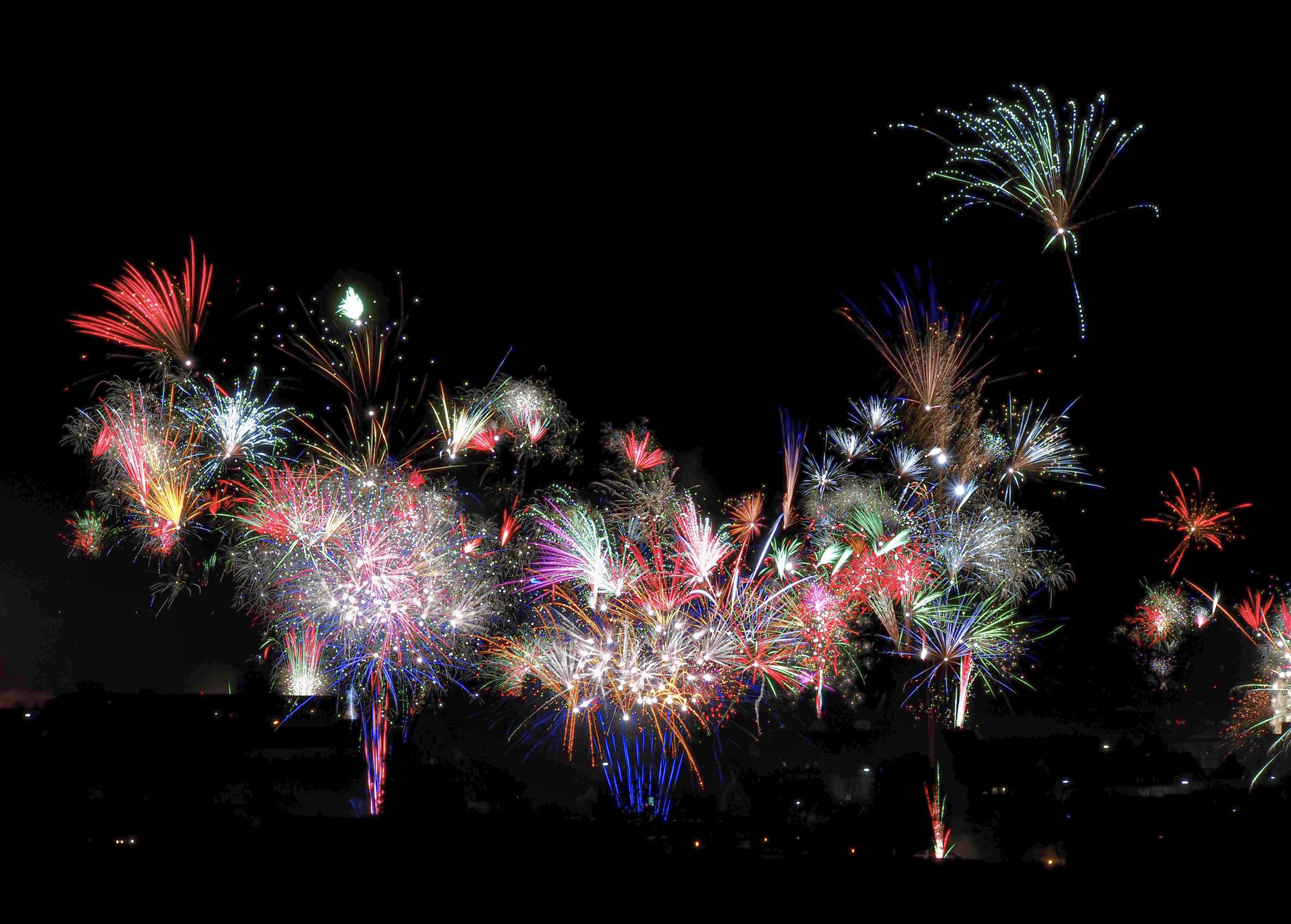 New Year's pyro flowers

#happynewyear #happy2026 #silvesternacht #livecomposite #omsystem #photography