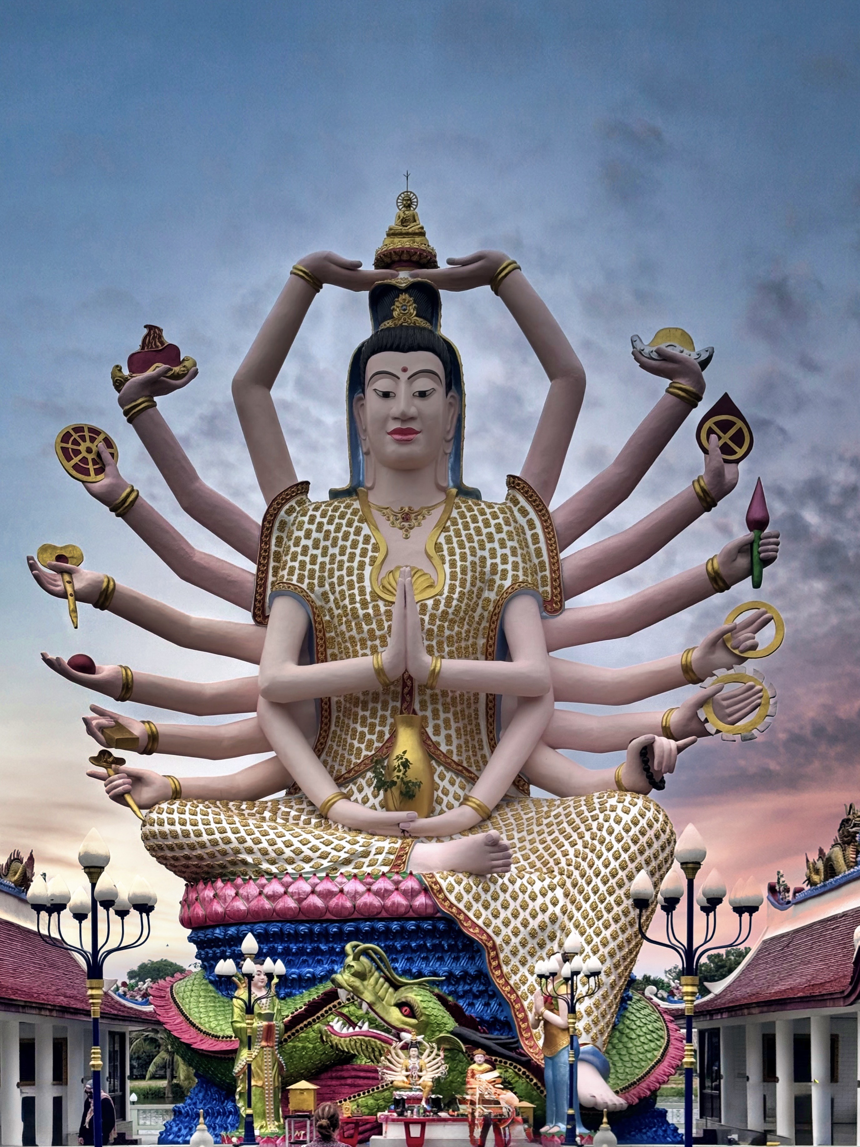 "Guanyin mit achtzehn Armen" - ein Bodhisattva des Mitgefühls und der Barmherzigkeit - in Wat Plai Laem auf Ko Samui, Thailand

#thailand #buddhism #temple #reisefotografie #photography #statue