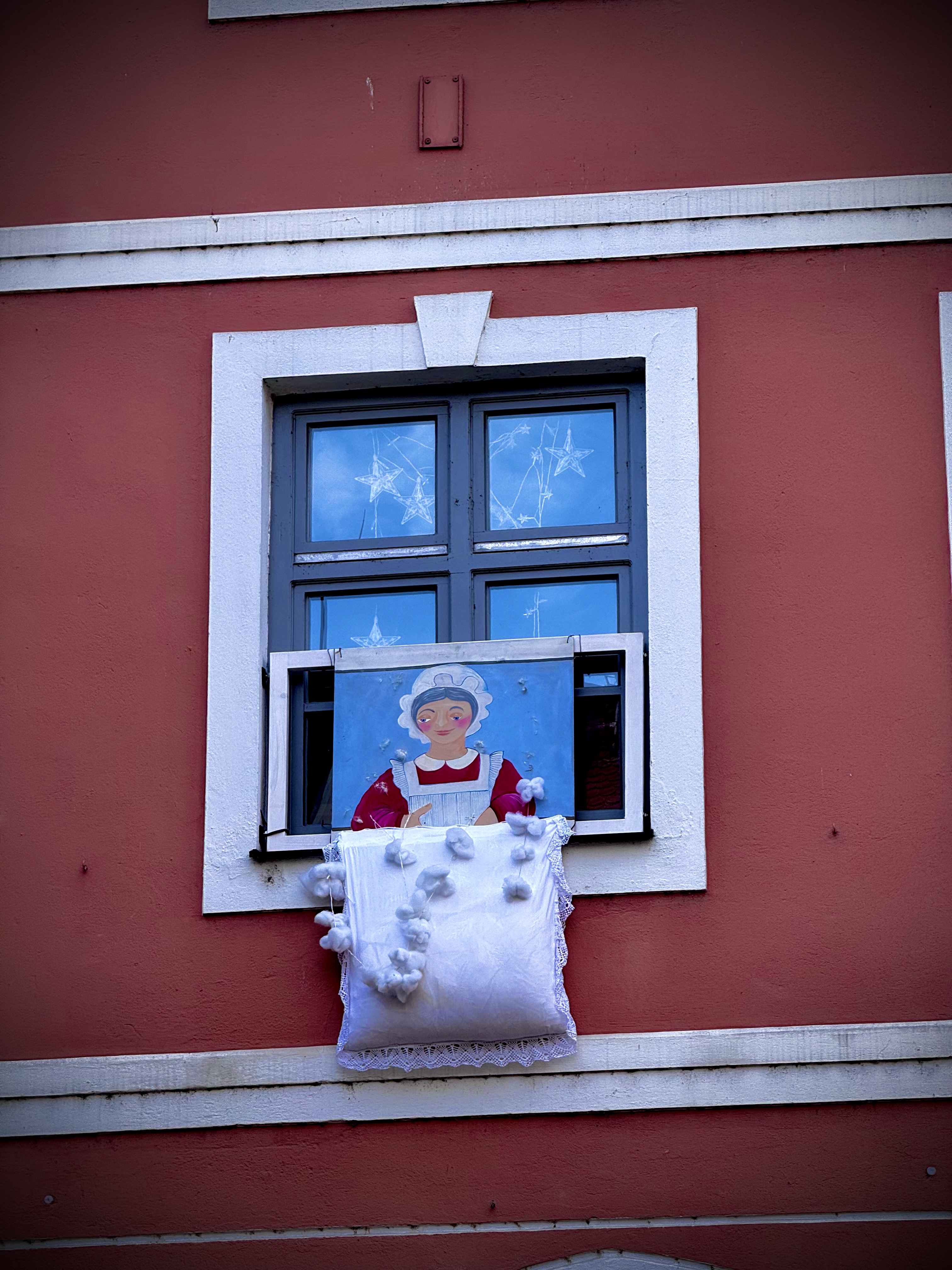 Frau Holle

am einem der Stadttore in Donauwörth

#fensterfreitag #photography