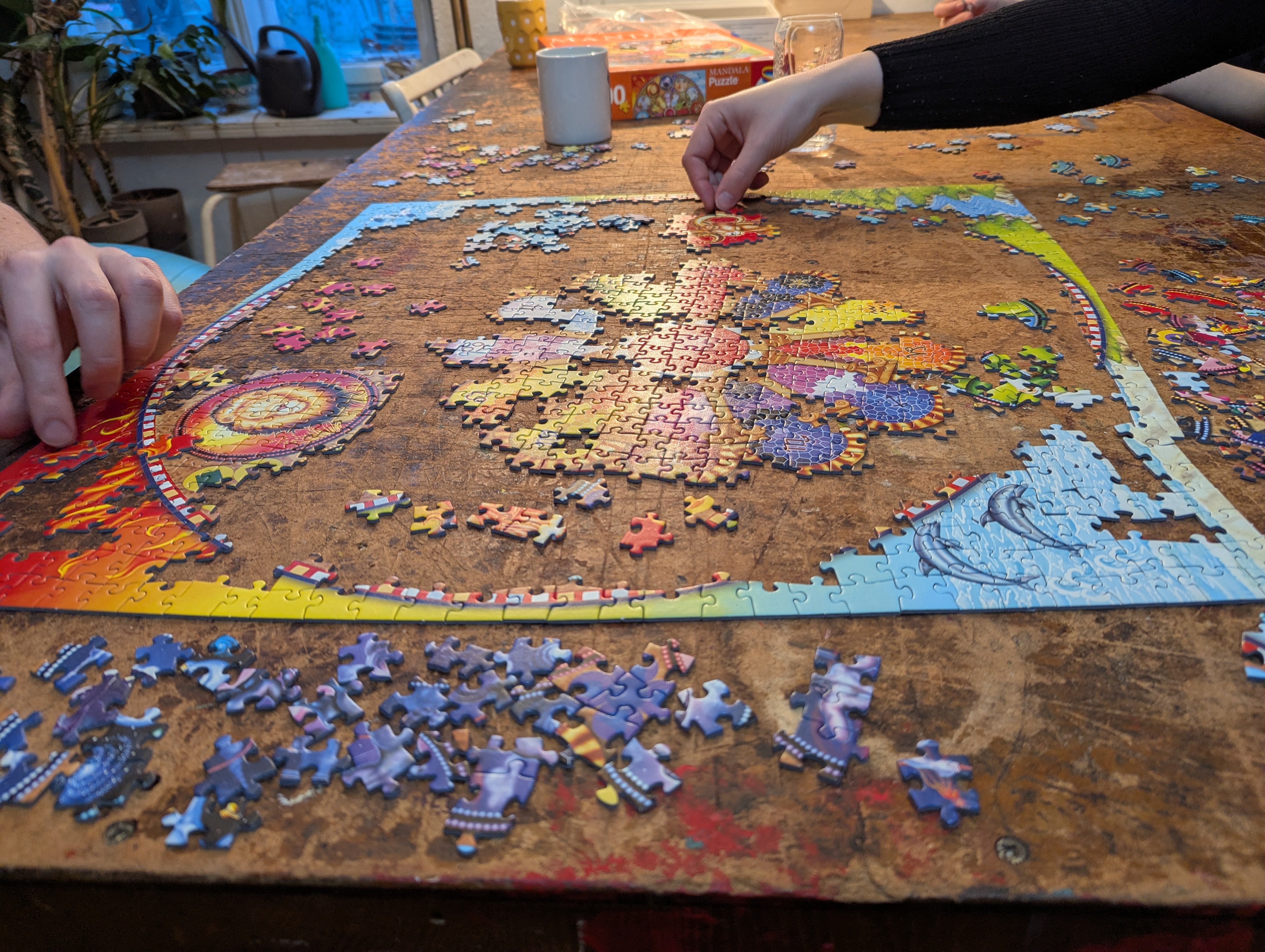 Der Puzzle Nachmittag in der Kometin ist gut gelaufen. Wir haben zu viert ein Mandala Puzzle mit 1000 Teilen in ca. 150 Minuten gelegt. Ich find Puzzeln echt entspannend. Müssen wir auf Fälle wieder mal machen.

#puzzle #puzzlegraz #puzzlekometin