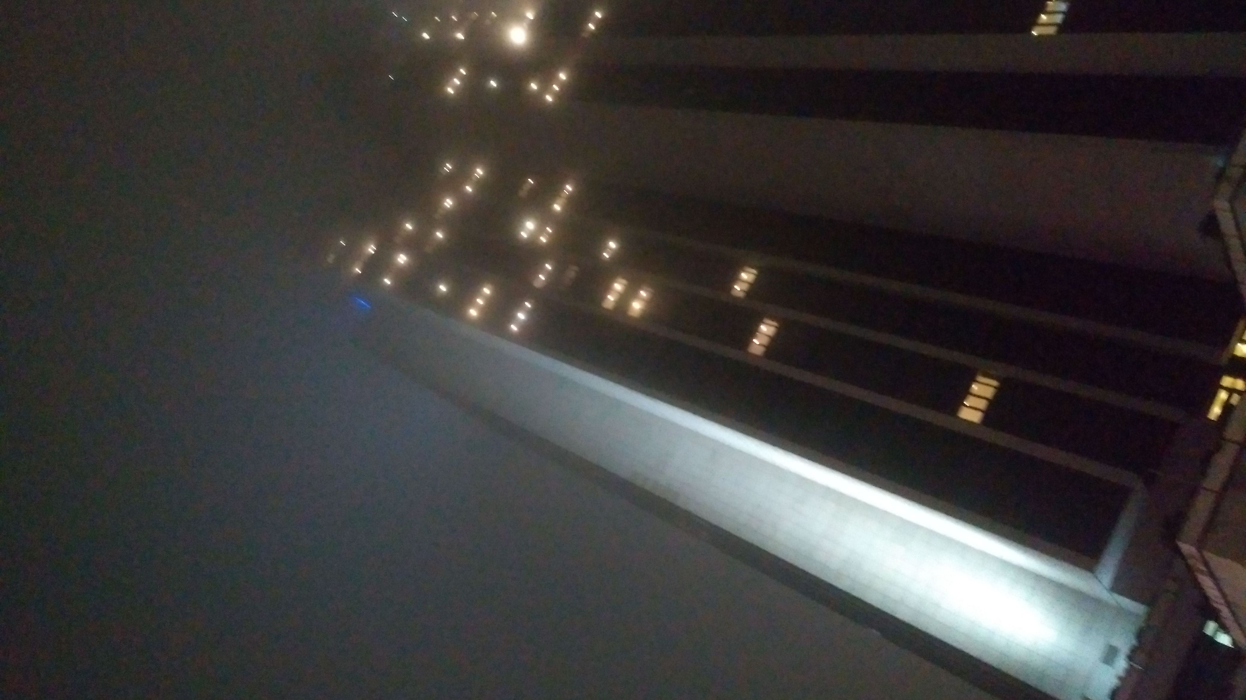 Das Hochhaus vor dem CCH in Hamburg im Nebel