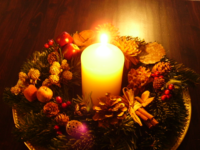 Adventkranz mit großer Kerze in der Mitte