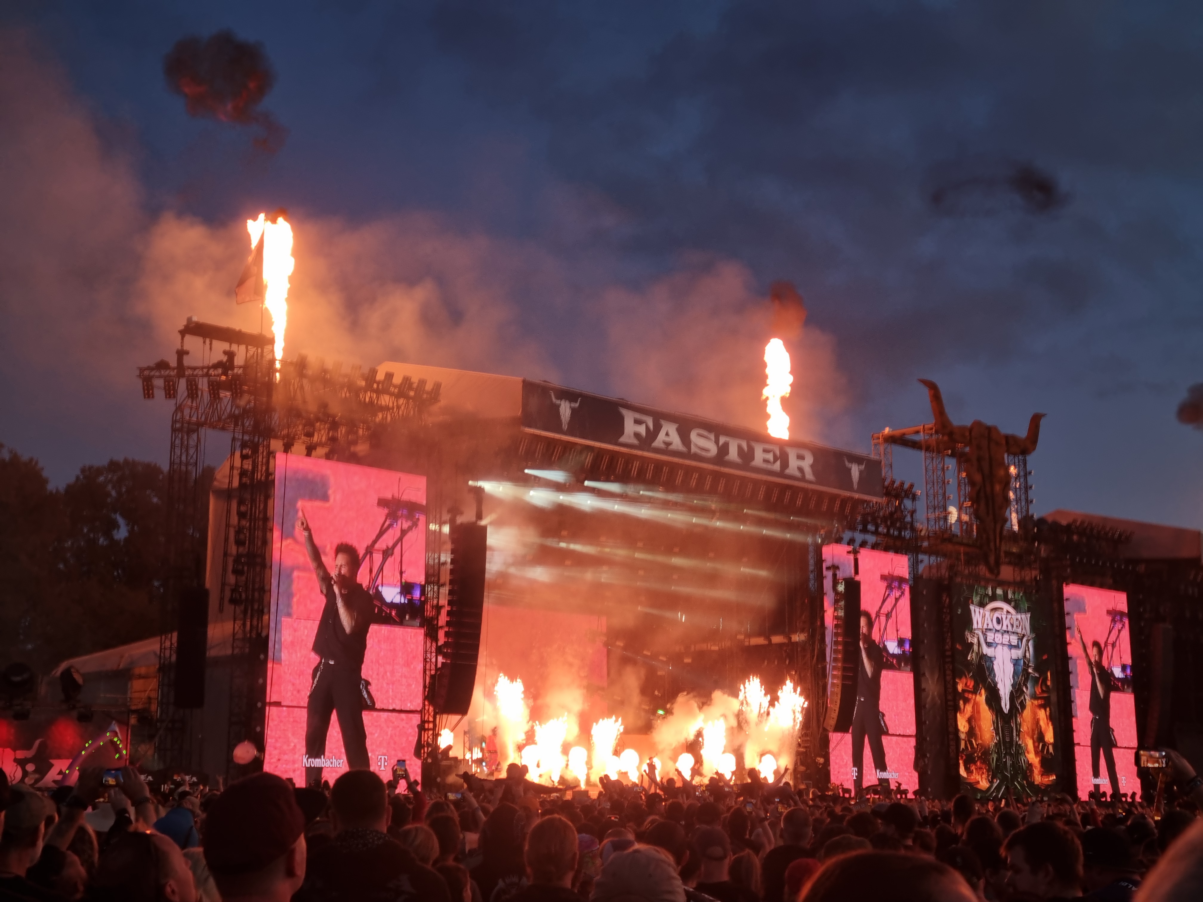Papa Roach mit Feuer