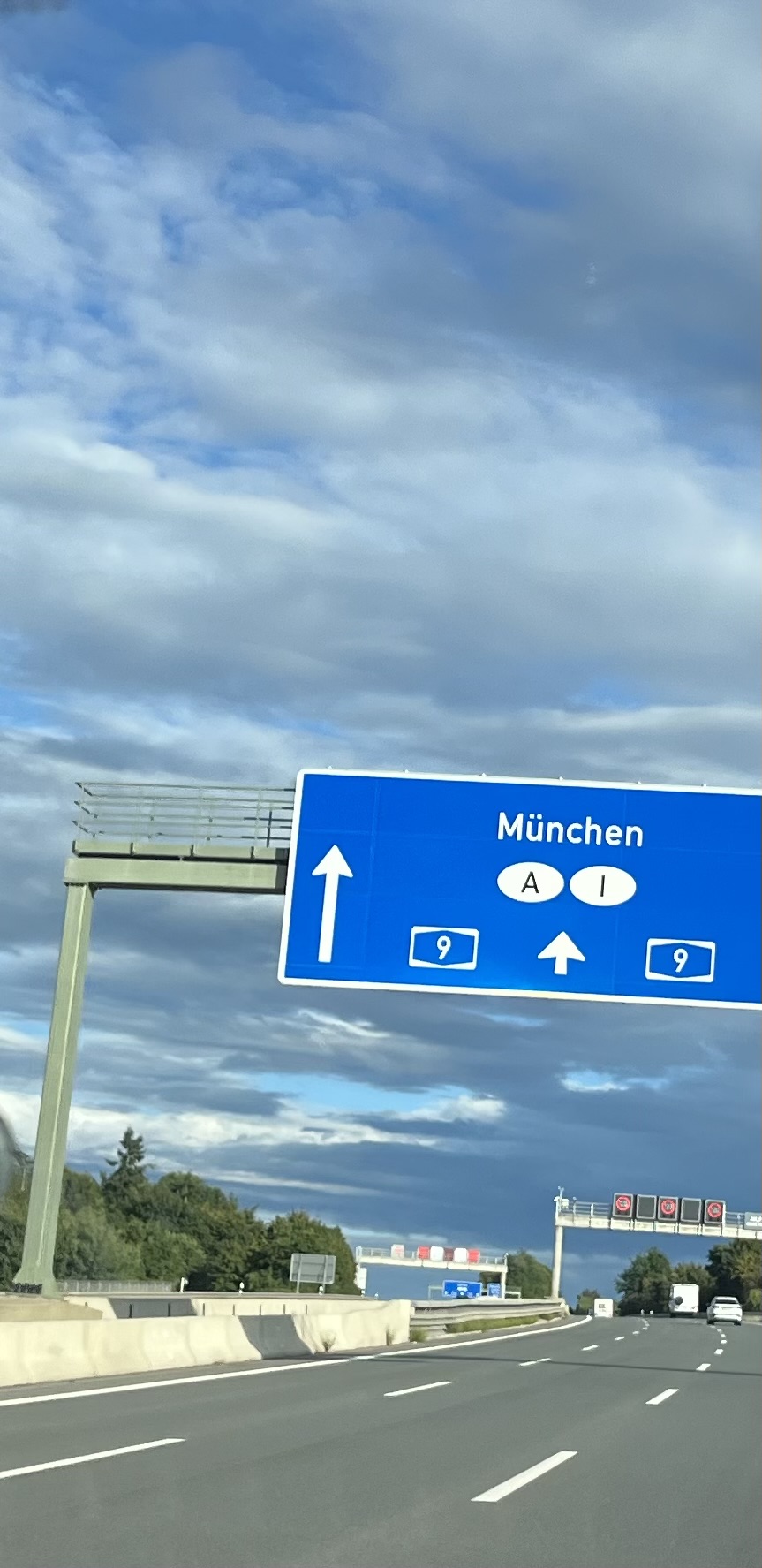 Autobahnschild vor München mit Hinweis A Richtung Austria und I Richtung Italia