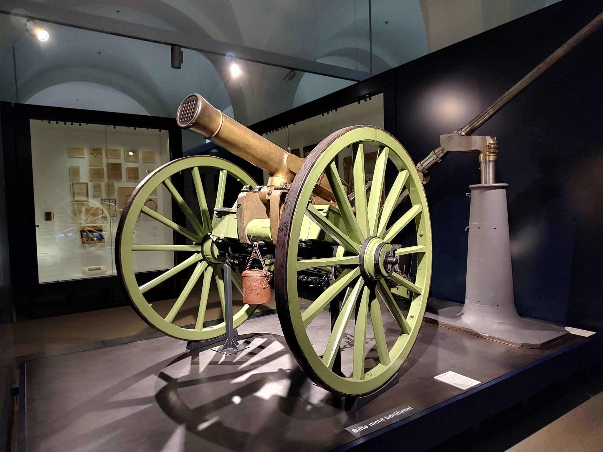 A french "Mitrailleuse", a volley gun with 25 barrels 13 mm each forming one barrel en bloc, mounted on a one-axis two-wheels mount.