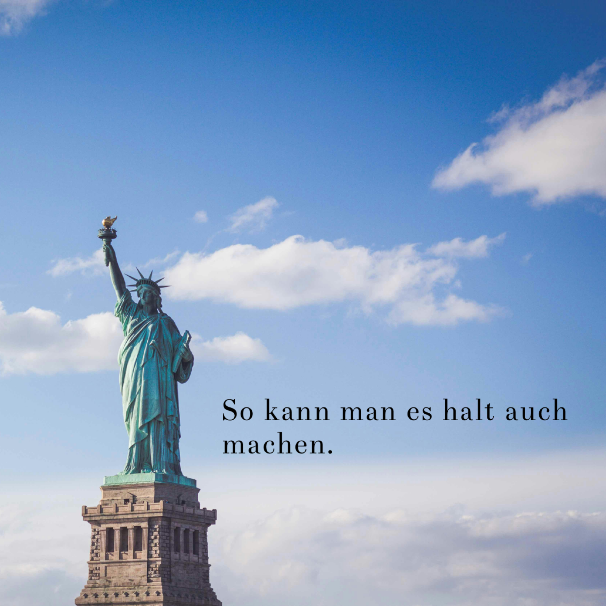 Das Bild zeigt die Statue of Liberty. Sie steht im unteren linken Bereich des Bildes, während der Großteil des Bildes vom Himmel dominiert wird.