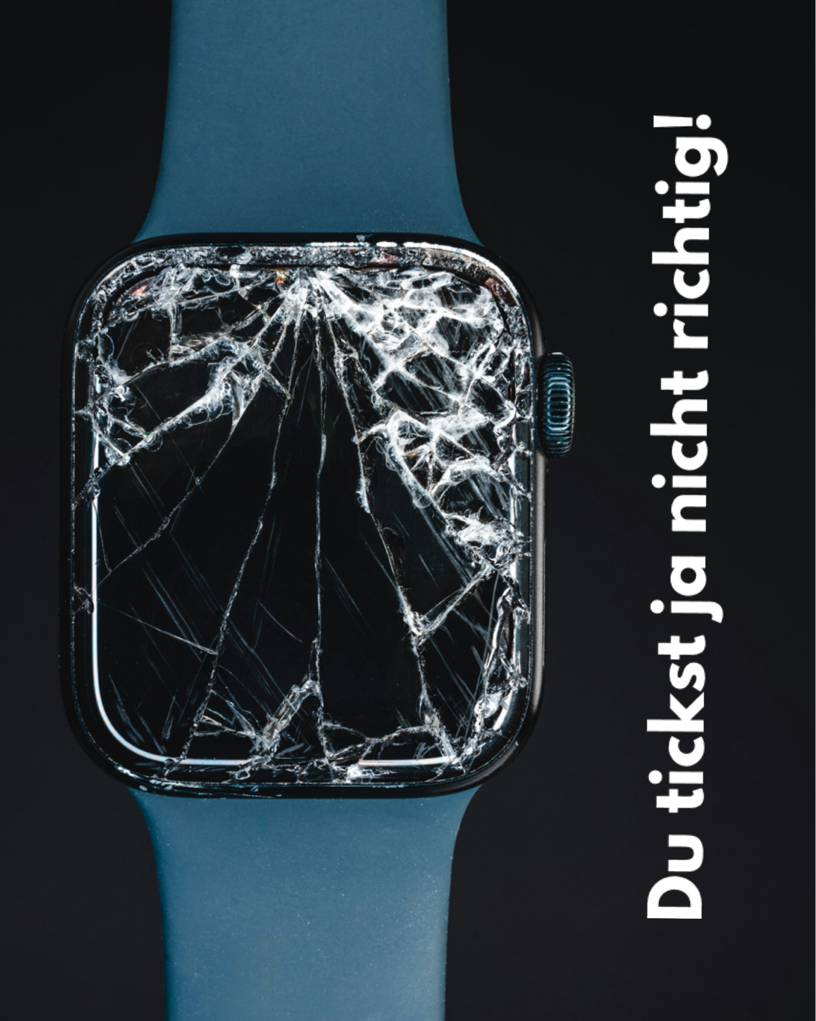 Das Bild zeigt eine Smartwatch mit einem blau-grauen Armband vor dunklem Hintergrund. Das Display ist stark beschädigt und vollständig von feinen, weißen Rissen durchzogen, die sich netzartig über die gesamte Glasoberfläche ausbreiten. Die Uhr ist frontal und zentral im Bild positioniert, wodurch die geborstene Struktur deutlich hervorsticht.