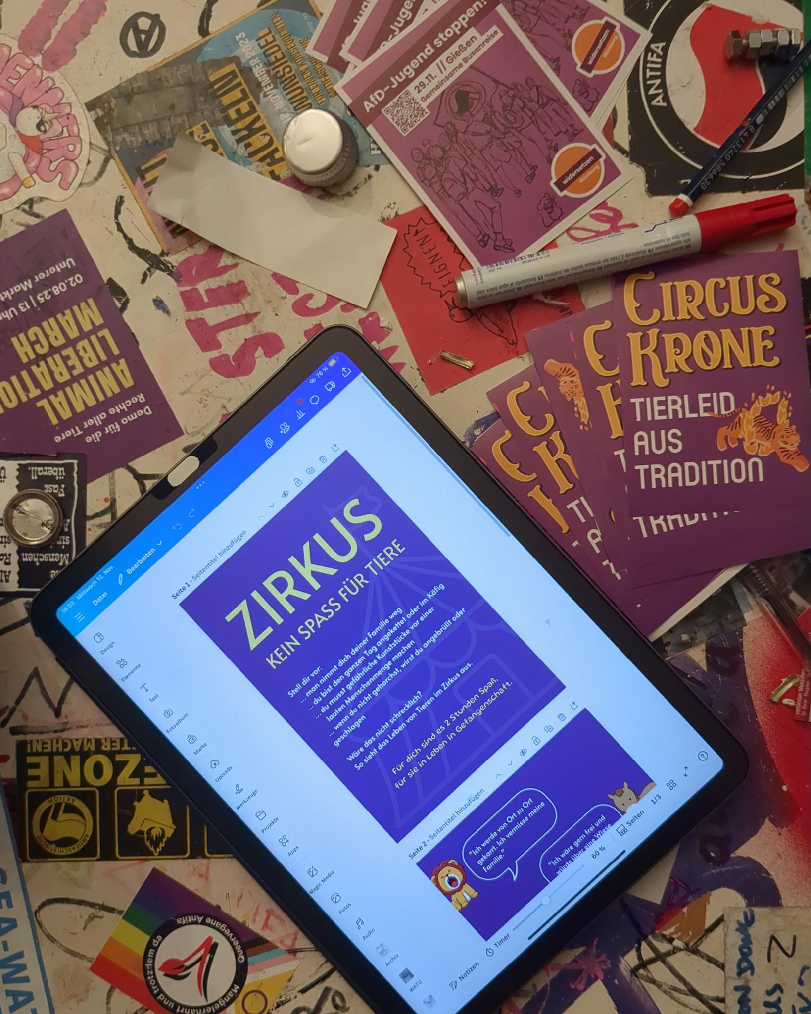 EIn Tablet liegt auf einem bestickerten Tisch, daneben Sticker mit "Circus Krone Tierleid aus Tradition". Auf dem Tablet ist ein Flyerentwurf "Zirkus Kein Spaß für Tiere" zu sehen