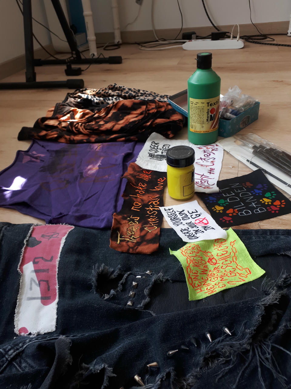 bunte Shirts und Ptches, Textilfarbe, Pinsel.