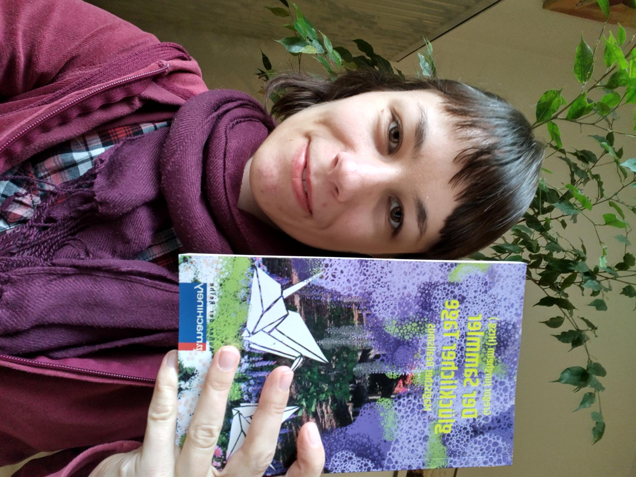 Foto von mir mit dem Buch „Der Sammler glücklicher Tage – Magischer Realismus“