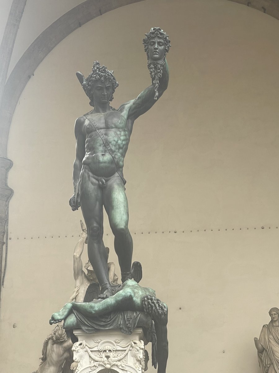 Benvenuto Cellini, bronze on a marble base, 1545-1554, under the Loggia dei Lanzi, Florence, since 1554. Bronze statue of Perseus, a naked hero with beautiful curls, standing on the defeated Medusa, who lies headless beneath his feet. He triumphantly holds up the head he has just cut off with his left hand. He holds the sword in his right hand.
--------------------

Benvenuto Cellini, Bronze auf Marmorsockel, 1545–1554. Unter der Loggia dei Lanzi, Florenz, seit 1554. Bronzestatue des Perseus, eines nackten Helden mit hübschen Locken, der auf der besiegten Medusa steht, die kopflos unter seinen Füßen liegt. Den Kopf, den er gerade abgeschlagen hat, hält er triumphierend mit seiner linken Hand hoch. In seiner Rechten hält er das Schwert.