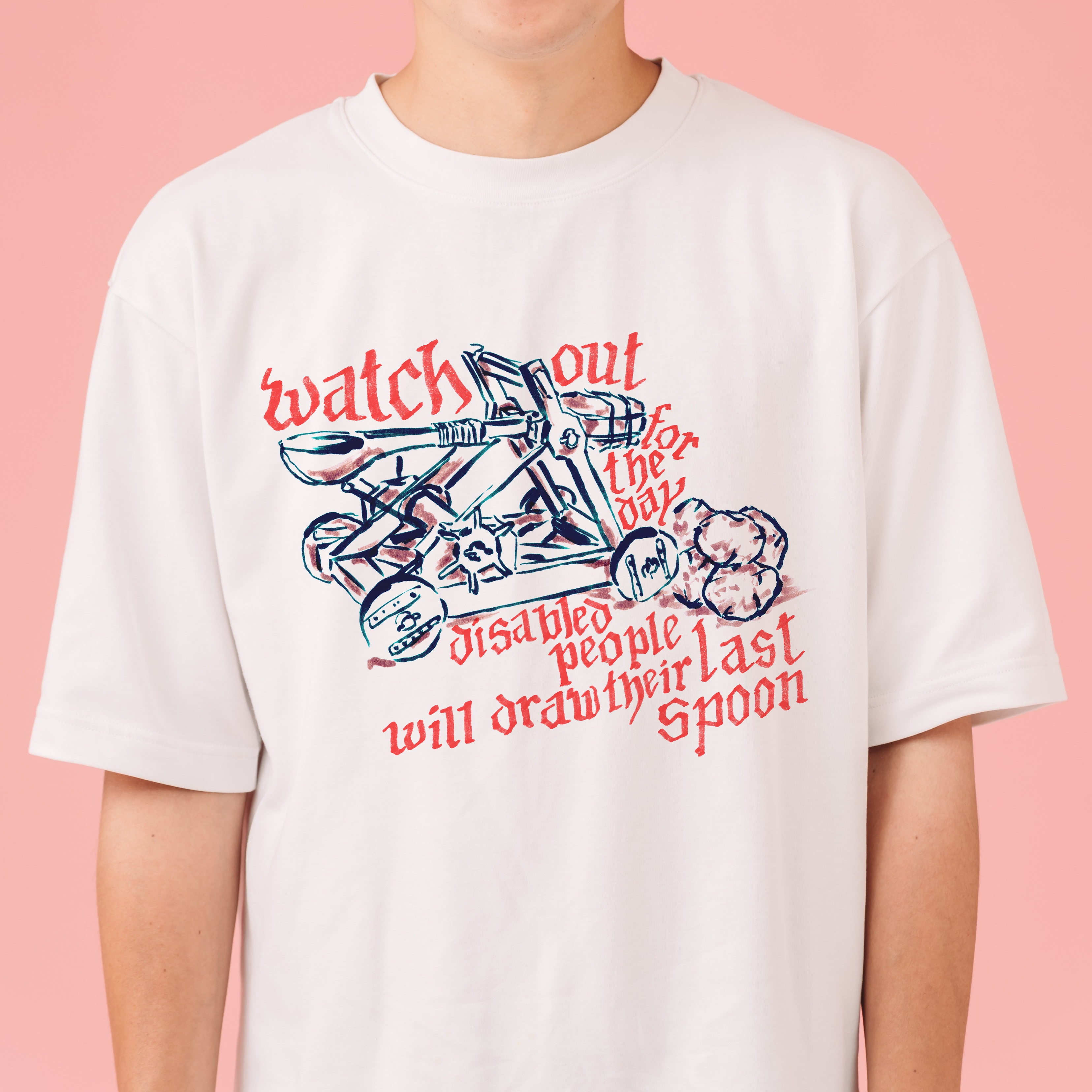 Deutsch: T-Shirt mit der Zeichnung eines Katapults und darum herum in einem von mittelalterlicher Kalligraphie inspirierten Stil geschrieben: „Hütet euch vor dem Tag, an dem Menschen mit Behinderung ihren letzten Löffel ziehen werden.“ English: T-shirt with the drawing of a catapult. The words "watch out for the day disabled people will draw their last spoon" are written around it in style recalling medieval calligraphy.