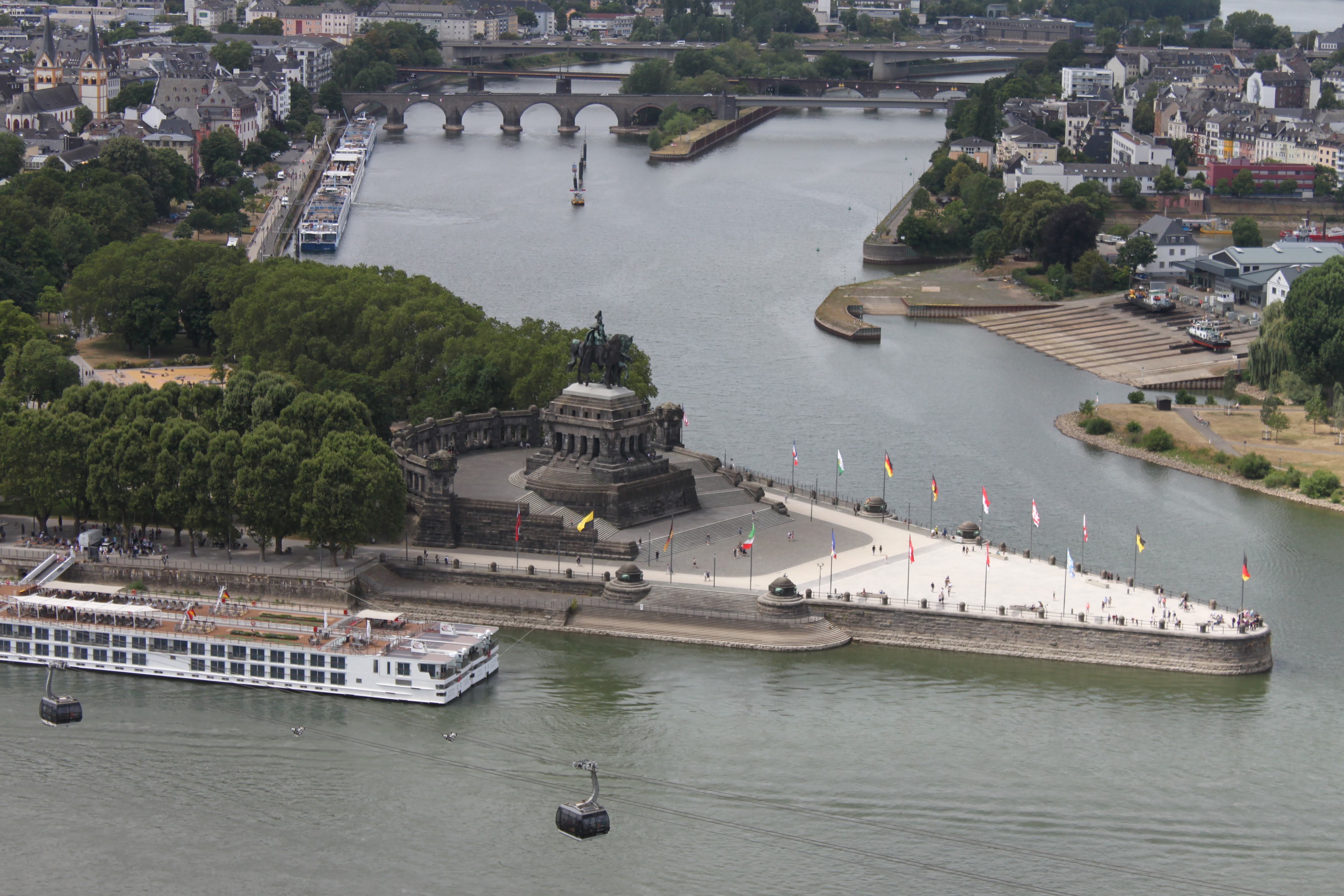 Das Bild zeigt das Deutsche Eck in Koblenz an einem herrlichen Sommertag